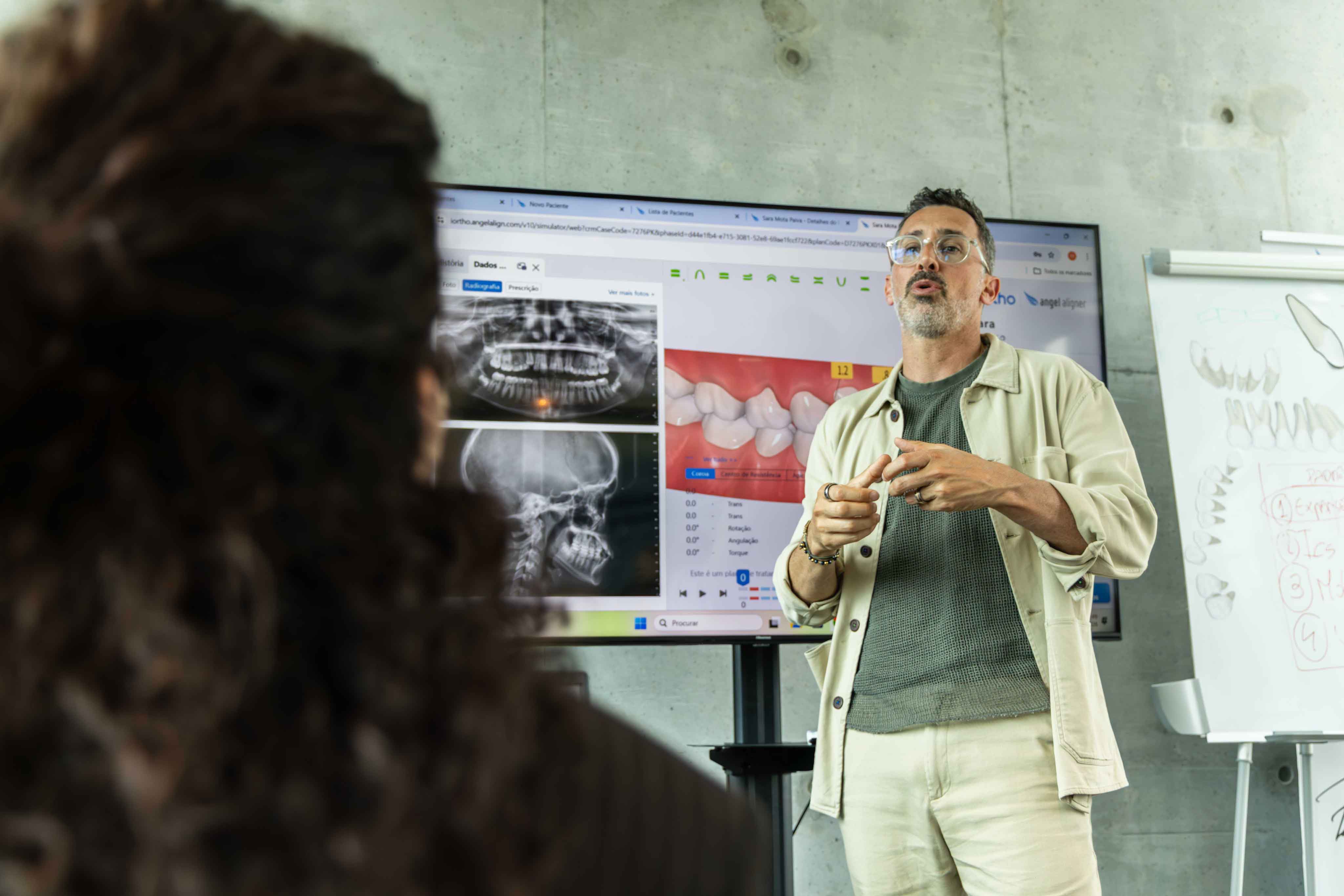 Formador a explicar um caso numa sessão presencial