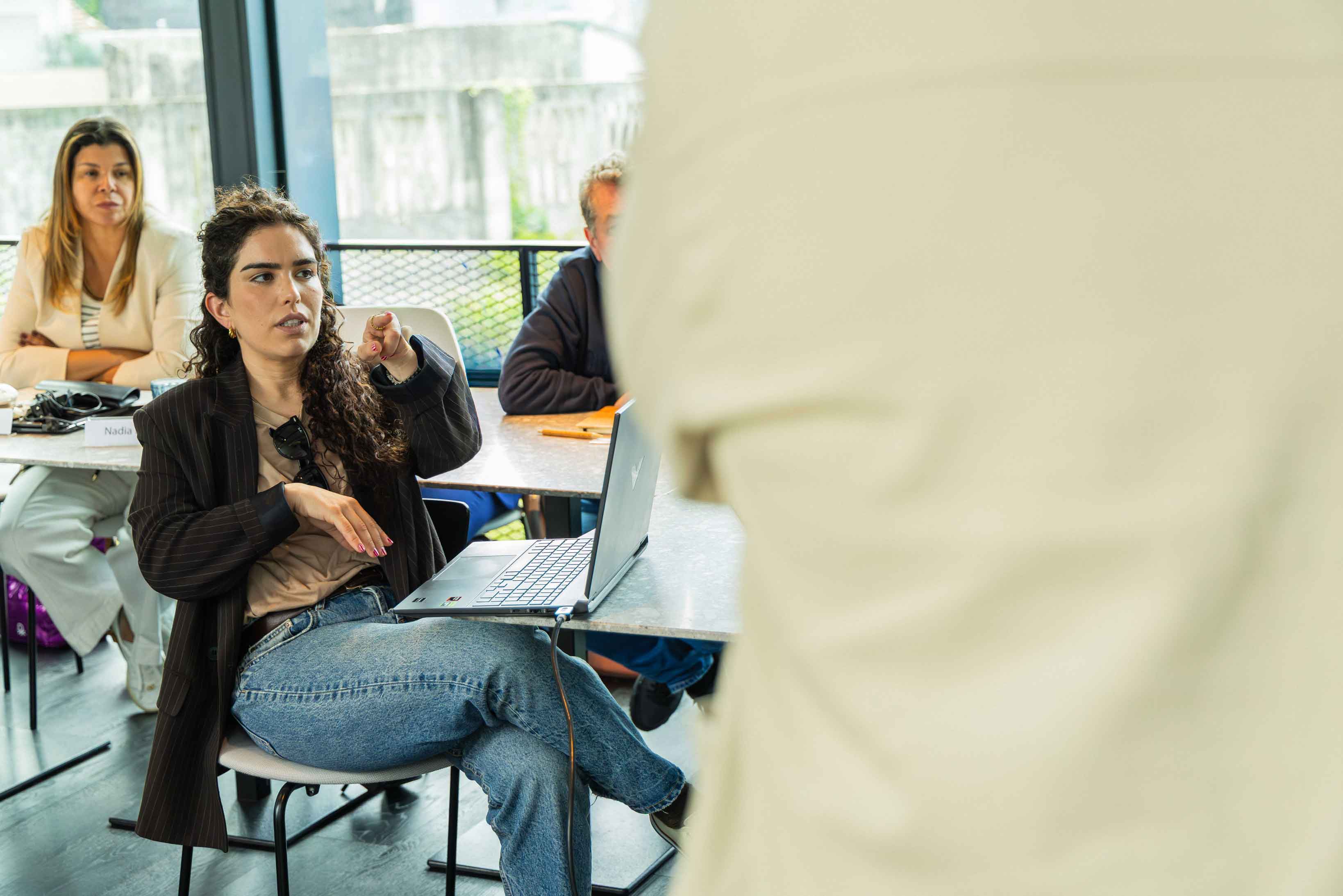 Aluna a participar na discussão durante a formação